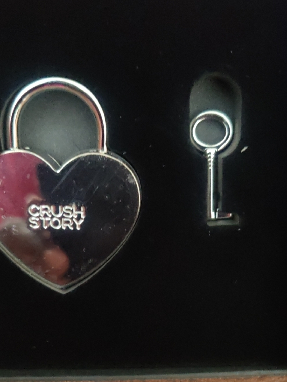 CHANEL Silver Heart Padlock & Key – La Collection – Rare – EUC - Picture 3 of 10